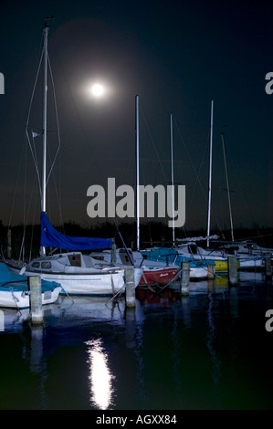 Hafen im Mondlicht Stockfoto