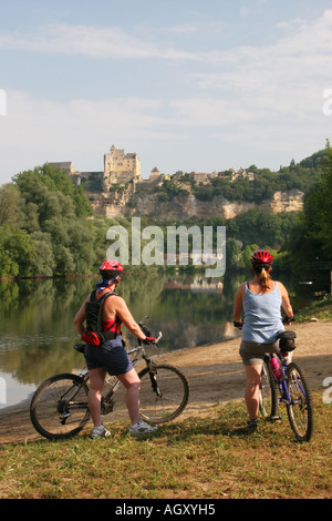 Zwei weibliche Radfahrer genießen den Blick entlang der Dordogne, Beynac et Cazenac, Frankreich Stockfoto