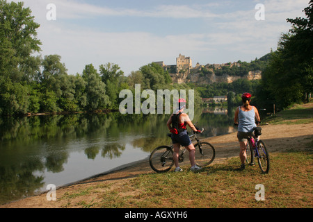 Zwei weibliche Radfahrer genießen den Blick entlang der Dordogne, Beynac et Cazenac, Frankreich Stockfoto