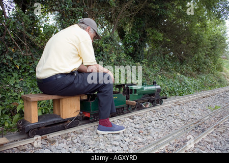 Miniatur Eisenbahn-Enthusiasten auf Zug, Somerset, England, UK, Stockfoto