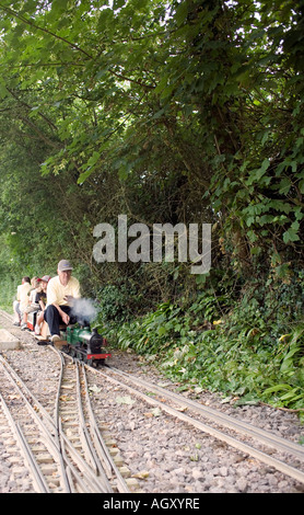 Miniatur Eisenbahn-Enthusiasten auf Zug-Enthusiasten Somerset England Miniatur Maßstab Modell Eisenbahnschiene Eisenbahn train track Stockfoto