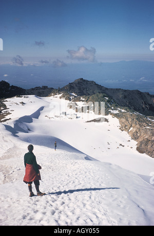 Auf der Suche nach unten im Schnee Pisten nahe dem Gipfel des Point Lenana auf Mount Kenia Kenia in Ostafrika Stockfoto