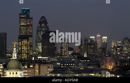 Dämmerung über der City of London zeigt die Swiss RE und Natwest Türme fallen Stockfoto