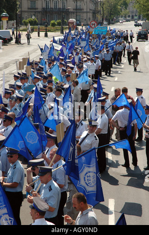 Polizisten auf Protest der polnischen uniformed Services in Warschau gegen schlechte Arbeitsbedingungen und niedrige Löhne Stockfoto