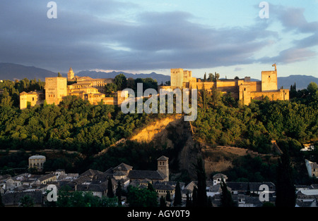 Die Alhambra und die Häuser der Albaicín Viertel von San Nicolás Sicht Granada Andalusien Spanien gesehen Stockfoto