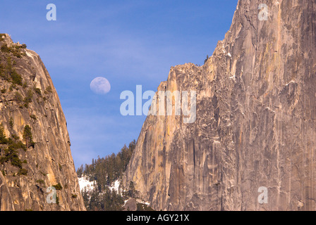 Yosemite-Nationalpark Vollmond über Bergen zwischen zwei Granitfelsen, die Hälfte dome rockt das Recht schöne Landschaft Porträt Stockfoto