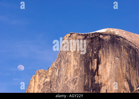 Halbe Kuppel Rock Porträt der schiere Oberseite Yosemite Nationalpark Vollmond über Bergen Schneekappe Stockfoto