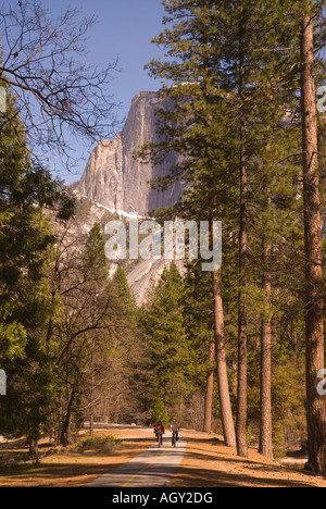 Halbe Kuppel Rock Yosemite Nationalpark Wahrzeichen allein isoliert Flucht Wildnis 2 Menschen wandern gepflastert trail Stockfoto