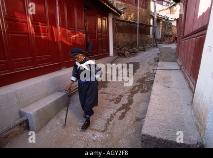 China Yunnan Lijiang Naxi Frau Straße in der Altstadt Stockfoto