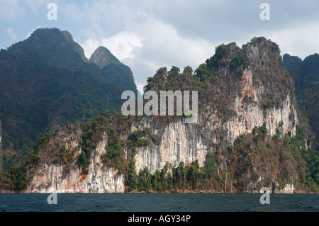 Klippen am Cheow Lan Lake, Khao Sok Nationalpark Stockfoto