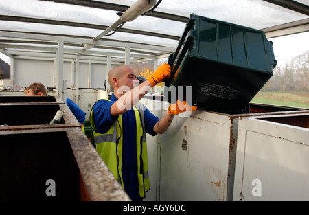 Des Rates Arbeiter sortieren Müll zum recycling in die Sammlung LKW Stockfoto