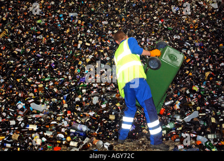 Ein Rat Arbeiter, die leeren Flaschen in einem recycling-Center Stockfoto