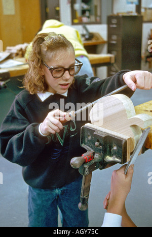 männlich weiblich in einer Holz-Shop-Klasse an einer Mittelschule lernen Stockfoto