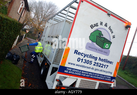 Recycling Sammlung LKW bei der Arbeit in Großbritannien UK Stockfoto