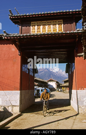 China Yunnan Lijiang Bereich Baisha Dorf Mann Radfahren Stockfoto