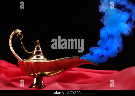 Genie s Lampe blauer Rauch Stockfoto