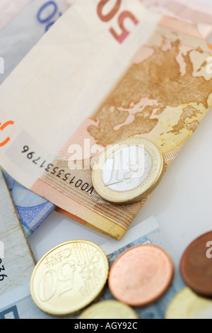 Euro-Scheine und Münzen Stockfoto