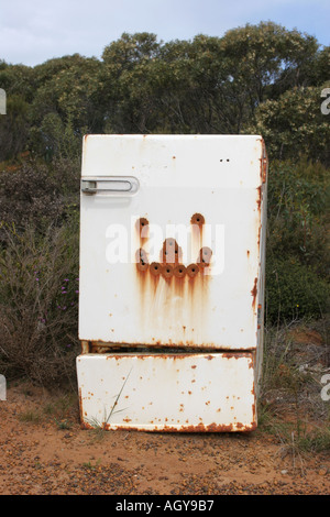 Verlassene Kühlschrank mit Bullet Hole Smiley-Gesicht Stockfoto