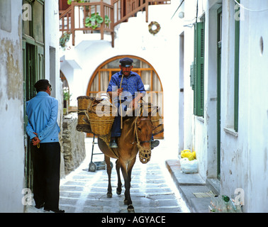 Eine Mann auf einem Esel reitend schmale Straße in Mykonos Insel Griechenland Stockfoto