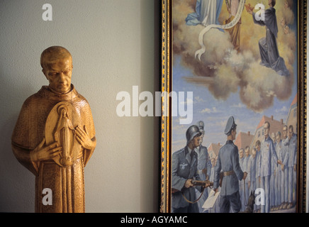 Statue und Malerei repräsentieren St. Maximilian Kolbe Martyre in der katholischen Kirche der Unbefleckten Nagasaki in Japan Stockfoto