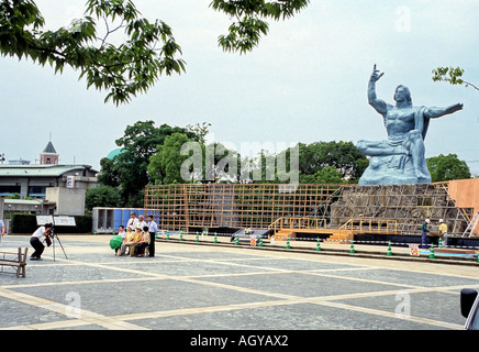 Gruppenfoto vor Heiwa Koen Peace Memorial Statue Heiwa Kinen von Seibo Kitamura Nagasaki in Japan Stockfoto