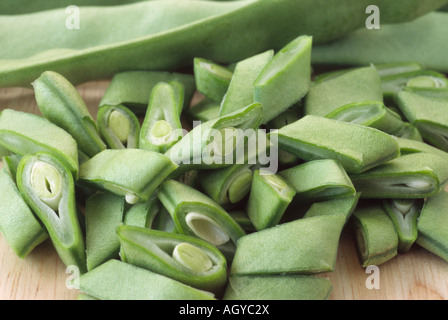 Phaseolus Vulgaris 'Hunter' AGM (Climbing French Bean) entnommen und in Scheiben geschnitten, grüne Bohnen auf Tisch. Stockfoto