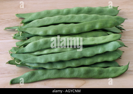 Phaseolus Vulgaris 'Hunter' AGM (Climbing French Bean) kommissioniert grüne Bohnen auf Tisch. Stockfoto