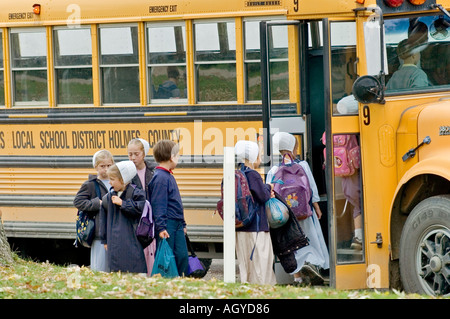 Amische Leben in Millersburg und Sugar Creek Halligen County Ohio Schule Kinder einsteigen in einen Schulbus Stockfoto