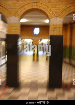 in Eile im Bahnhof Abflughalle Stockfoto