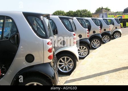 Rückansicht der Linie der geparkten Smart Autos Stockfoto