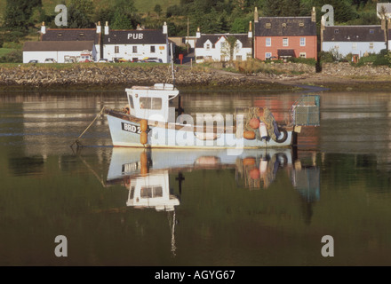 kleines Angelboot/Fischerboot verankert und spiegelt sich in Loch lange in Dornie in den schottischen Highlands Stockfoto