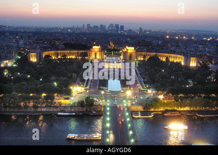 Abend-Ansicht des Palais de Chaillot und La Defense Paris Frankreich Stockfoto