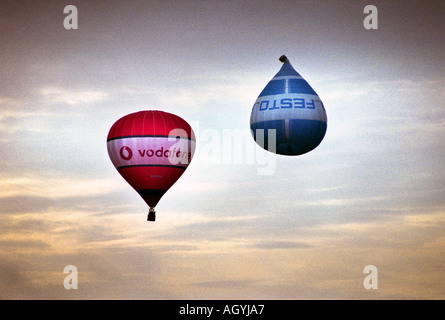 DAS INTERNATIONALE BALLONFESTIVAL SWEB BEI ASHTON GERICHT BRISTOL UK EIN BALLON MIT EINEM FALSCHEN KORB, DEN EINDRUCK VON WERDEN Stockfoto