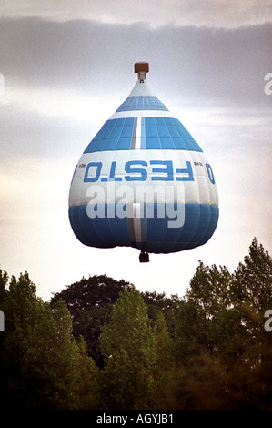 DAS INTERNATIONALE BALLONFESTIVAL SWEB BEI ASHTON GERICHT BRISTOL UK EIN BALLON MIT EINEM FALSCHEN KORB, DEN EINDRUCK VON WERDEN Stockfoto