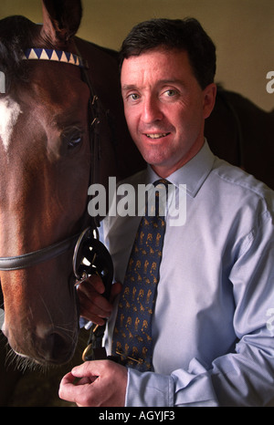 RENNPFERD TRAINER MARCUS TREGONING IN SEINEM KINGWOOD HAUS STÄLLE IN DER NÄHE VON LAMBOURN AUG 1999 MIT GRUPPE EIN WINNING HORSE EKRAAR Stockfoto