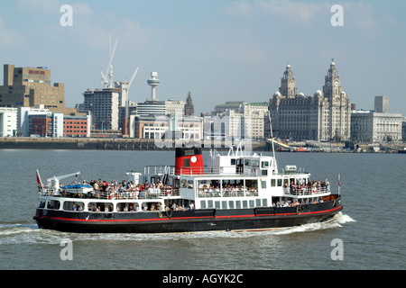 Fluß Mersey Royal Iris ferry aus Liverpool Küstenlinie Skyline England UK Stockfoto