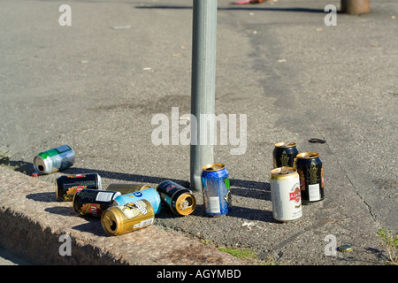 Bier und Apfelwein Leerdosen auf Bürgersteig Stockfoto