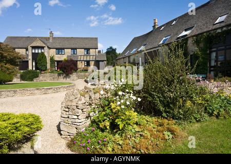 Wirtschaftsgebäuden umgebaut Gehäuse in der Cotswold-Dorf Baunton, Gloucestershire Stockfoto