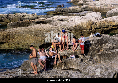 Gruppe der libanesischen Teens genießen einen sonnigen Tag im Bereich Raouché Beirut Libanon Stockfoto