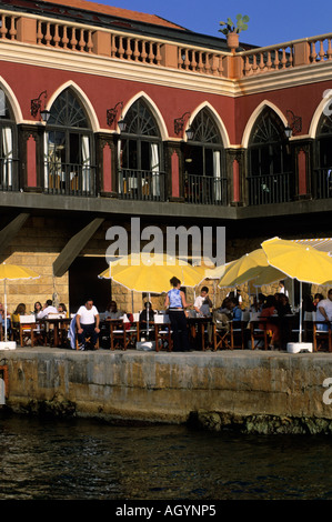 Restaurant und Terrasse im Raouché Sektor Beirut Libanon am Mittelmeer Stockfoto