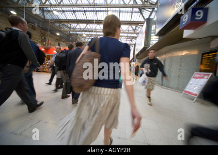 Pendler eilen in Halle an der Waterloo Station London Stockfoto