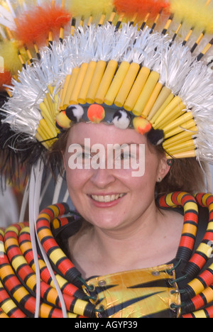 Mädchen in Tracht am Notting Hill Karneval London August 2005 Stockfoto