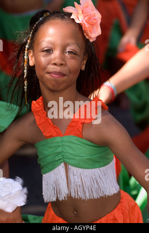 Junge Afro Karibik Mädchen in Tracht am Notting Hill Carnival, London, UK. Stockfoto