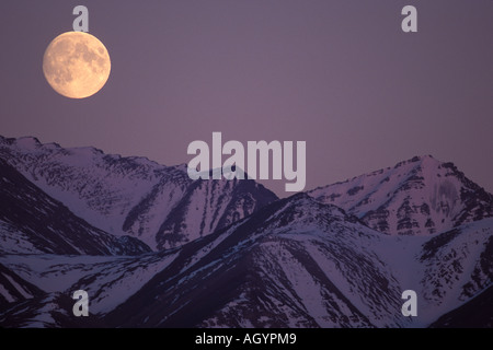 Vollmond über Tore der Arctic National Park North Slope der Brooks Range Alaska Stockfoto