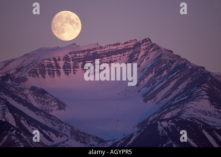 Vollmond über Tore der Arctic National Park North Slope der Brooks Range Alaska Stockfoto