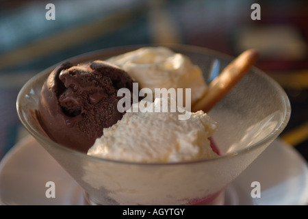 Schokolade und Vanille-Eis in Schüssel im französischen restaurant Stockfoto