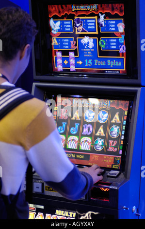 Person auf einem Spielautomaten in einem Casino-Glücksspiel Stockfoto
