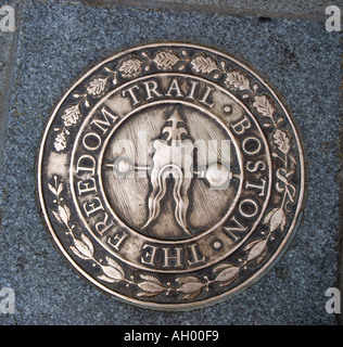 Freedom Trail-Symbol auf dem Bürgersteig, Boston, Massachusetts, USA Stockfoto