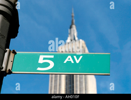 Fifth Avenue Straßenschild mit dem Empire State Building hinter, Manhattan, NYC, New York City, NY, USA Stockfoto