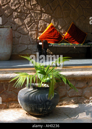 Zwei helle Holz- Rechteckige Schachteln mit Schiebedeckel auf braunem
